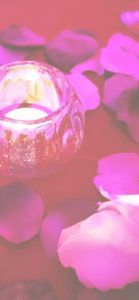 キャンドルとピンクの花びら1