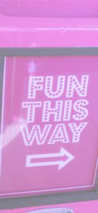 ピンクの表示看板1