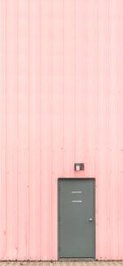 ピンクの壁にグレーのドア1
