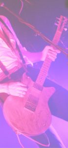 ピンクのライトとギタリスト2