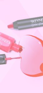 ピンクのネイルと口紅1