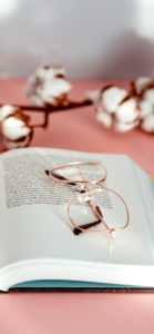 本とピンクのめがね2