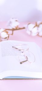 本とピンクのめがね1