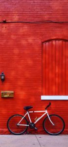 赤い外壁と自転車