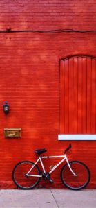 赤い壁と自転車2