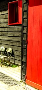 赤い窓枠とドアの家2