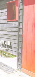 赤い窓枠とドアの家1