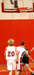 バスケットボールをする男の子2