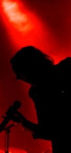 熱唱する歌手のシルエット