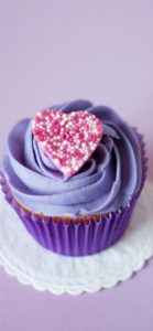 紫色のクリームのカップケーキ1