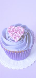 紫色のクリームのカップケーキ2