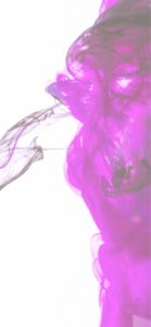 水に落ちた紫色のインク3