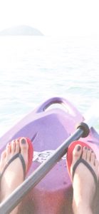 カヌーを漕いでる女の子1