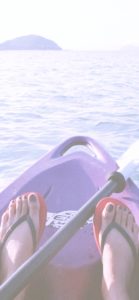 カヌーを漕いでる女の子2