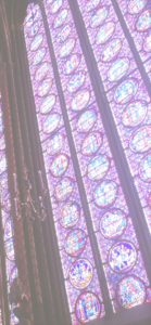 大聖堂の紫色のステンドクラス