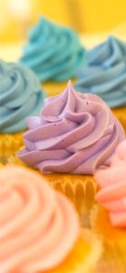 紫色のクリームのカップケーキ1