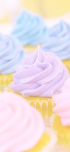 紫色のクリームのカップケーキ1