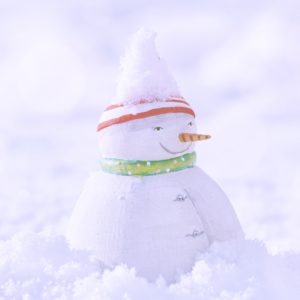 雪の中の雪だるまの人形1