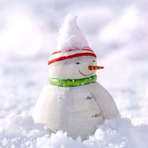 雪の中の雪だるまの人形2