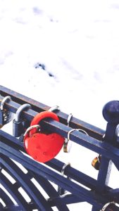 赤いハートの南京錠1