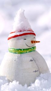 雪の中の雪だるま人形2