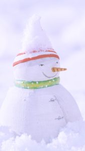 雪の中の雪だるま人形1
