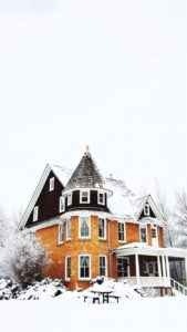 雪が積もった黄色い家1