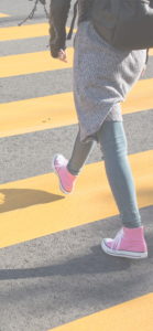 横断歩道を歩く女の子1