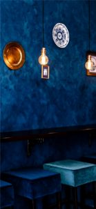 青い壁のカフェ1