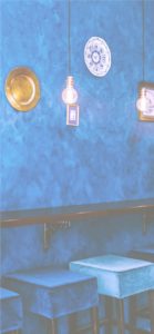 青い壁のカフェ2