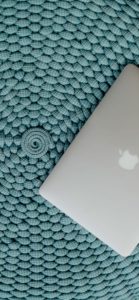 ブルーのクッションとパソコン