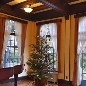 グランドピアノとクリスマスツリー1