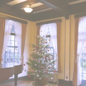 グランドピアノとクリスマスツリー2