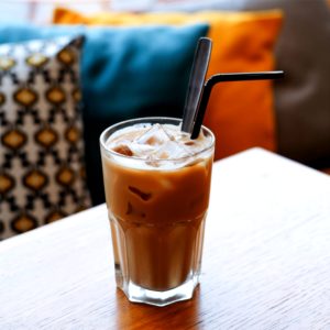 可愛いクッションとアイスコーヒー1