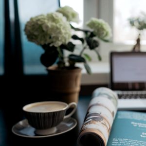 白い花とコーヒー1