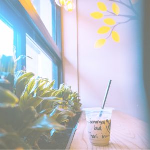 窓際席のアイスコーヒー2