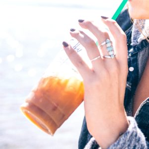 アイスコーヒーを飲む女の子1