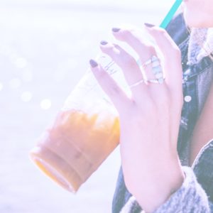 アイスコーヒーを飲む女の子2