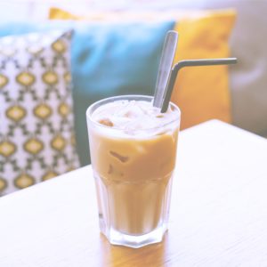 カラフルクッションとアイスコーヒー2