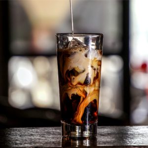 アイスコーヒーに注ぐミルク1