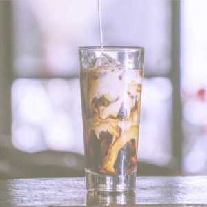 アイスコーヒーに注ぐミルク2