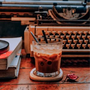 タイプライターとアイスコーヒー1