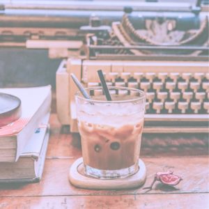 タイプライターとアイスコーヒー2