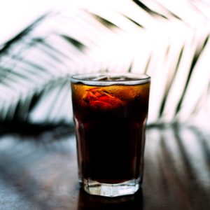 観葉植物とアイスコーヒー1