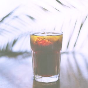 観葉植物とアイスコーヒー2