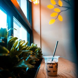 カフェのカウンター席とアイスコーヒー1