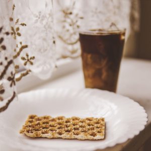 レースのカーテンとアイスコーヒー1