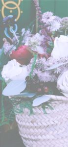 カゴに飾った花2