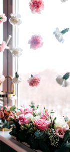 ピンクのバラの窓飾り