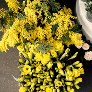 部屋に飾る黄色い花1